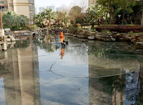 正蓝景观池淤泥清理